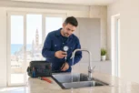 Tecnico verifica la pressione dell’acqua in un appartamento a Bari